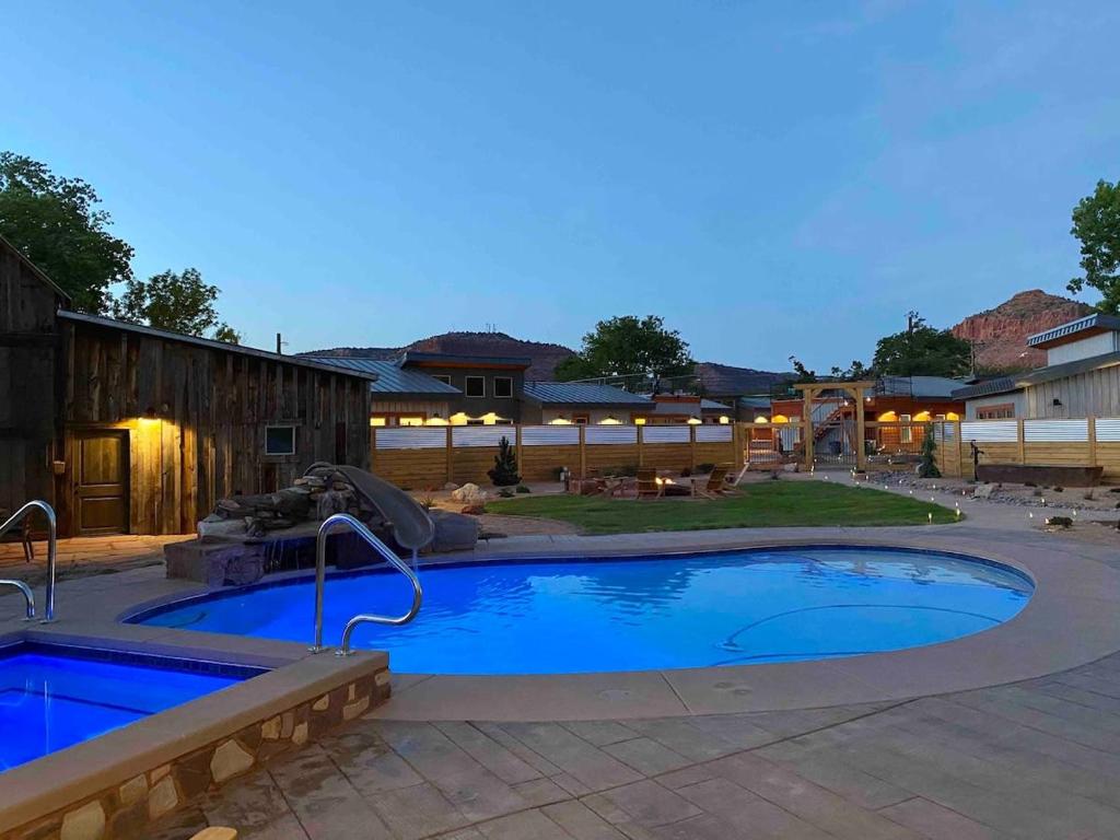 Bazén v ubytování Timber & Tin D 2Bed 2Bath w Pool & Rooftop Deck nebo v jeho okolí