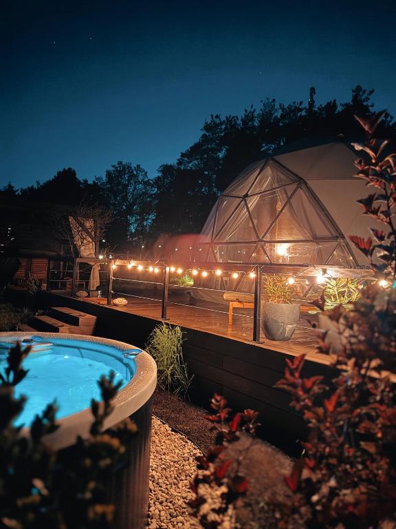 Bazén v ubytování Sëtnowa Glamping nebo v jeho okolí