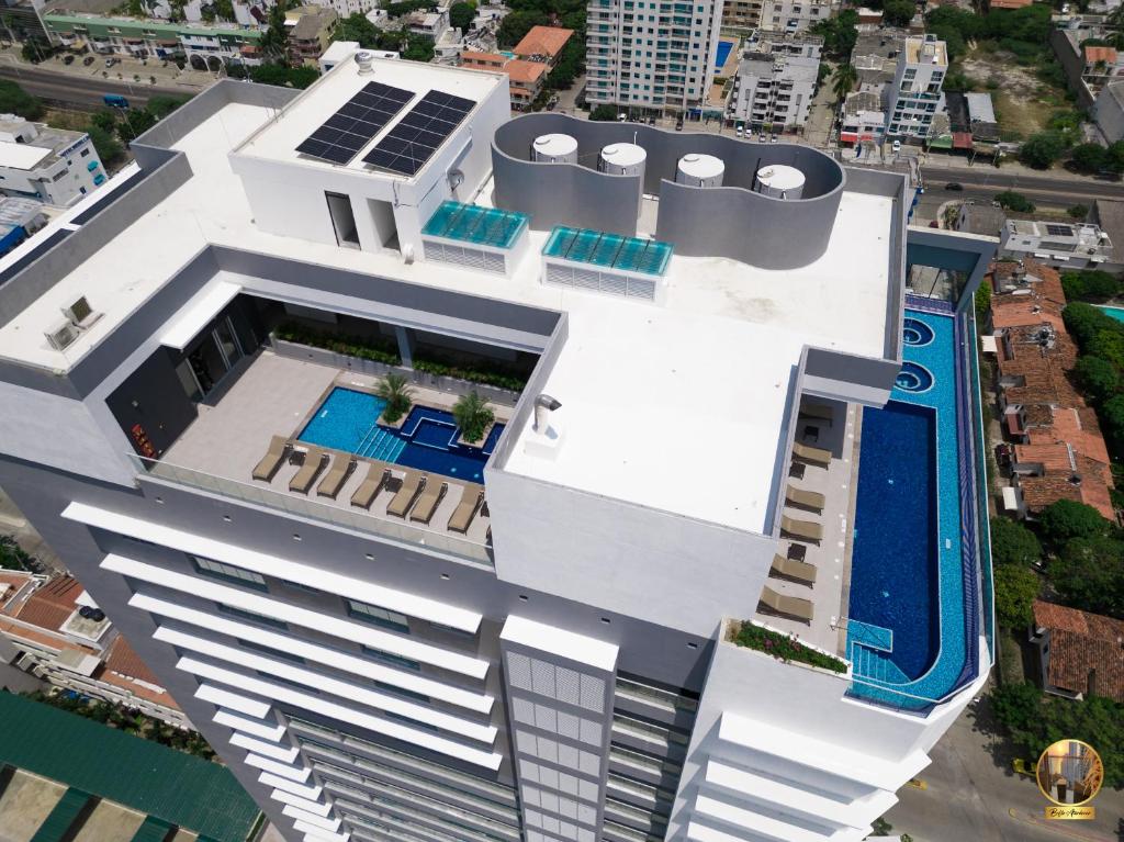 an aerial view of a building with a swimming pool at Apartamento de lujo en Rodadero Santa Marta in Santa Marta