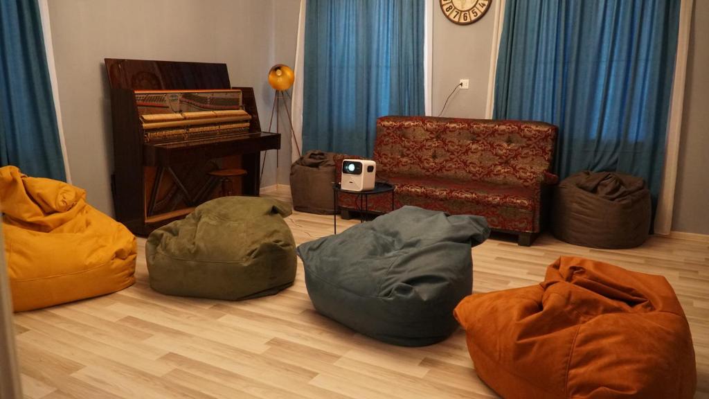 ein Wohnzimmer mit drei Sitzsäcken auf dem Boden in der Unterkunft Eleven Guest House in Kutaissi