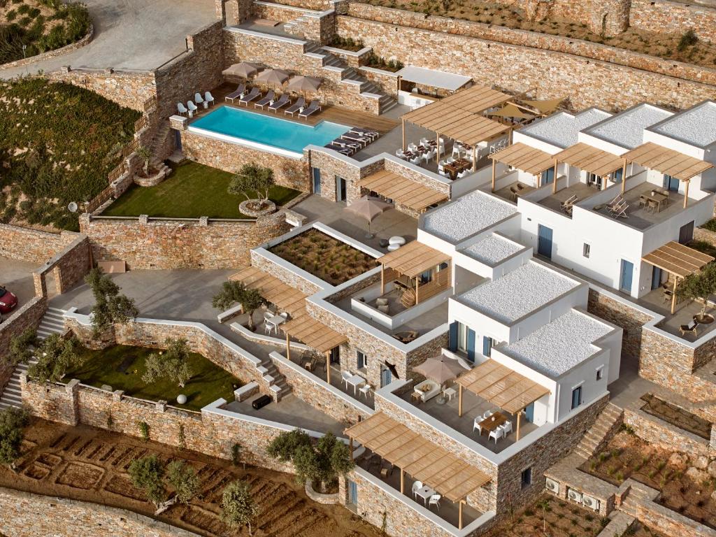 Бассейн в Eutopia Suites Sifnos или поблизости