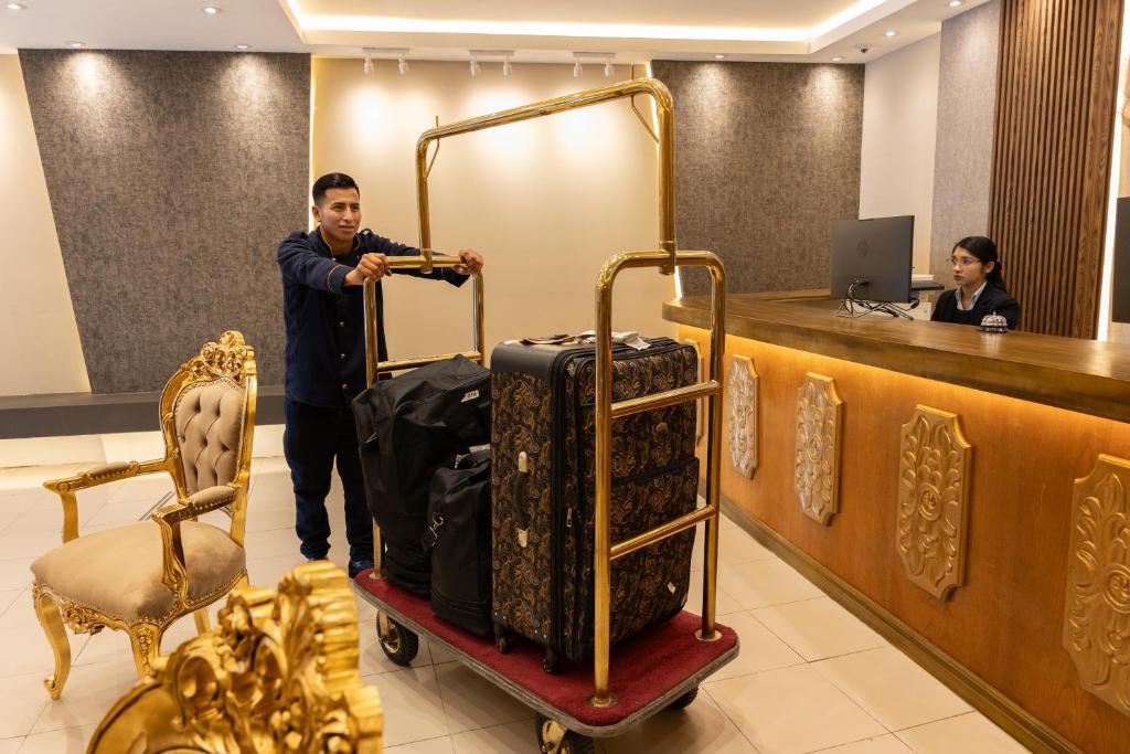 Členové personálu v ubytování Hotel Hacienda Cusco Plaza