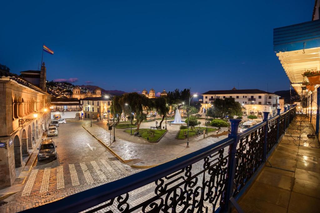 vista su una strada della città di notte di Hotel Hacienda Cusco Plaza a Cuzco