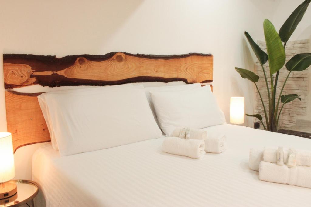 a bedroom with a white bed with towels on it at Stationsuite N5 Spa Privata Idromassaggio & wifi in centro vicino alla Stazione centrale in Palermo