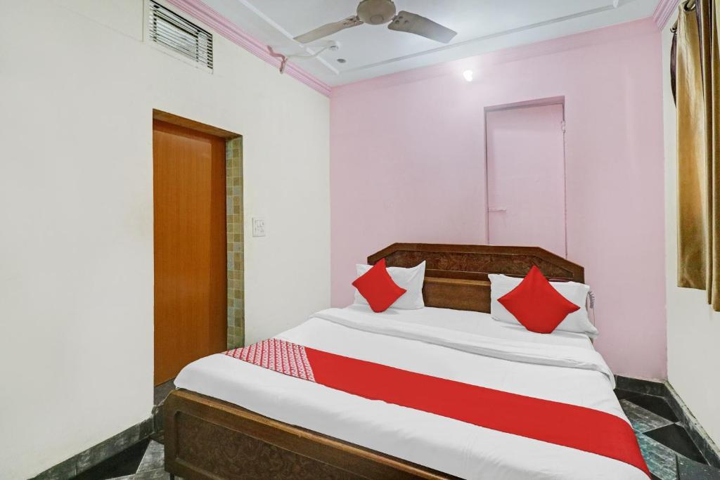מיטה או מיטות בחדר ב-OYO Hotel Crown Continental