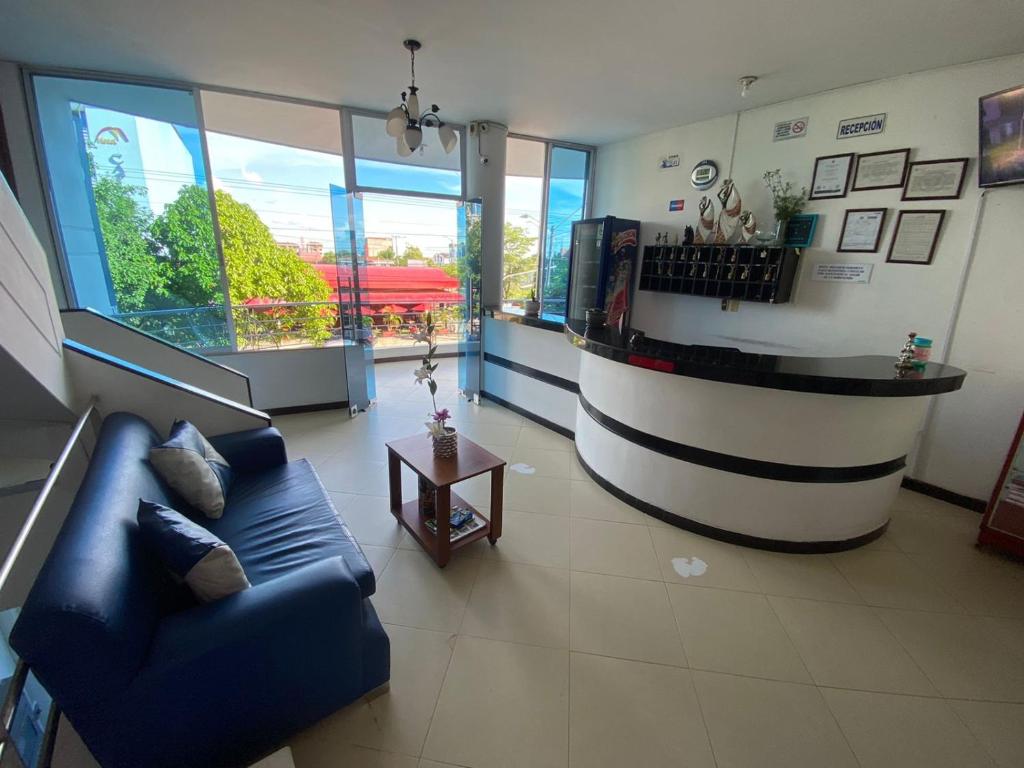 salon z niebieską kanapą w budynku w obiekcie Hotel Milenium w mieście Yopal