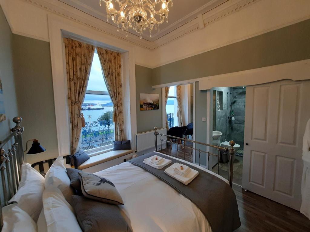 Postel nebo postele na pokoji v ubytování Highlander House Boutique Hotel