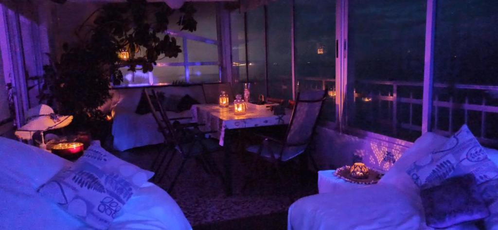 Posedenie v ubytovaní BLUE DOUBLE PRIVATE ROOM AT FRONT BEACH - HABITACION en la playa piso compartido