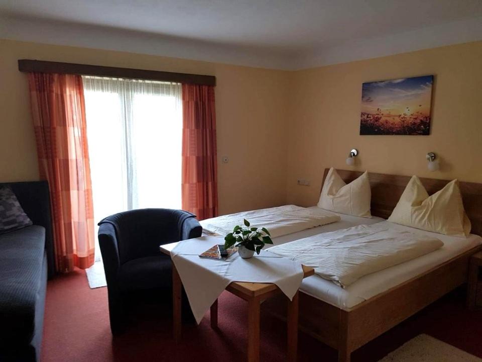 Postel nebo postele na pokoji v ubytování Hotel Garni Edelweiß