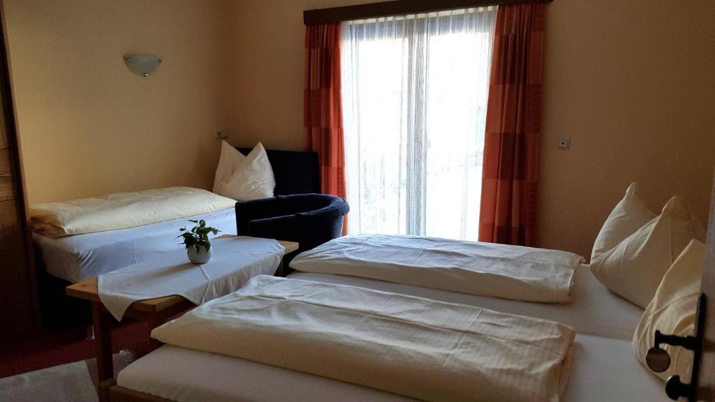 Postel nebo postele na pokoji v ubytování Hotel Garni Edelweiß