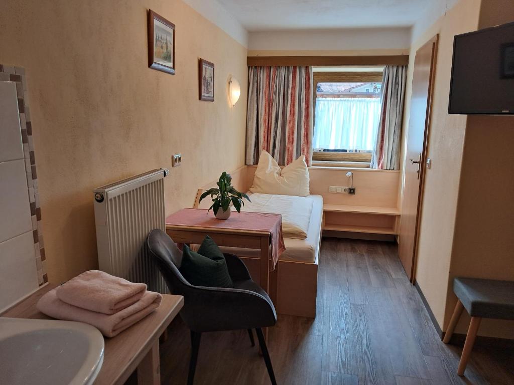 Postel nebo postele na pokoji v ubytování Hotel Garni Edelweiß