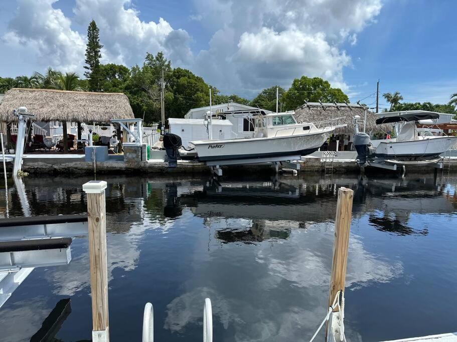 dois barcos estão ancorados numa marina na água em Waterfront Tropical Getaway em Key Largo