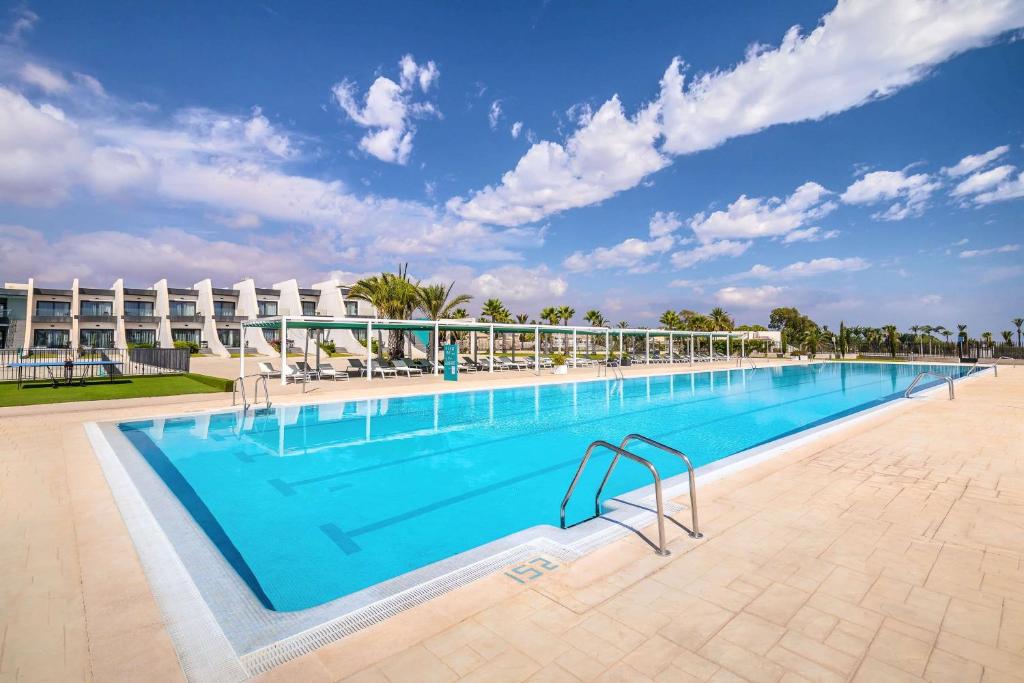 une grande piscine dans un complexe dans l'établissement Occidental Mar Menor, à Carthagène
