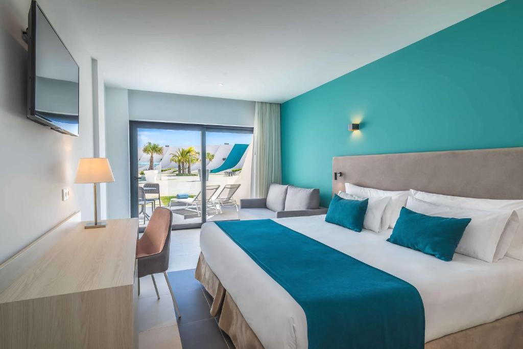 Postel nebo postele na pokoji v ubytování Occidental Mar Menor