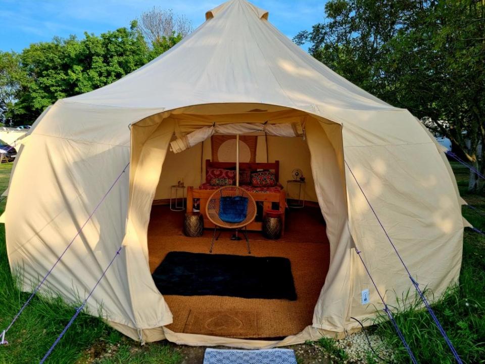 - une tente blanche avec un lit dans l'établissement Luna Tent Secret garden Glamping, 