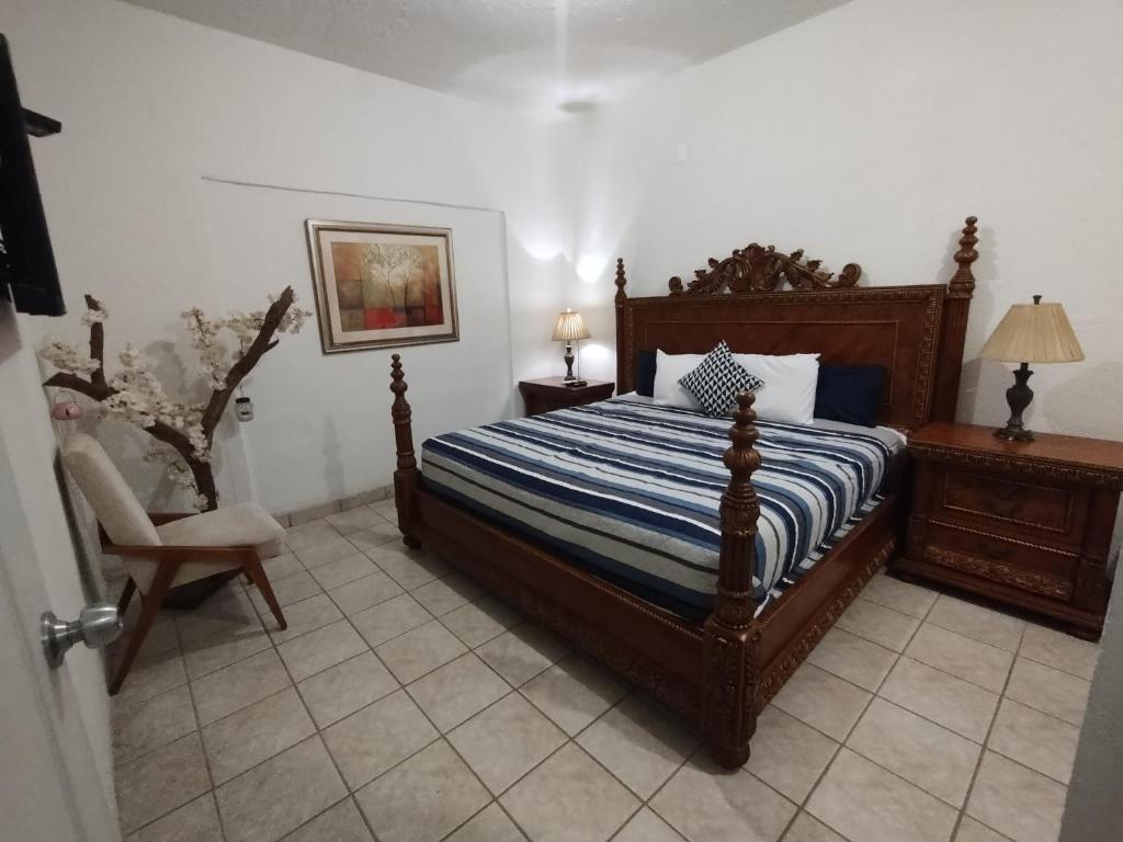 una camera con letto e sedia di Estudio Luupita a Cabo San Lucas
