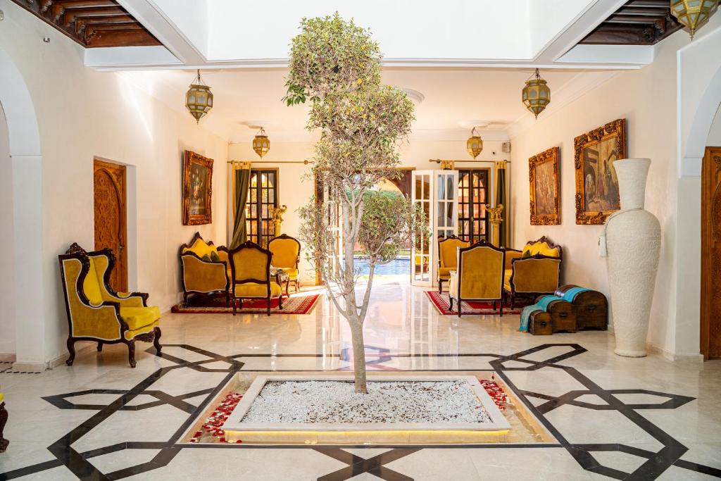 un vestíbulo con un árbol en medio de una habitación en Albakech Boutique Hôtel & Spa en Marrakech