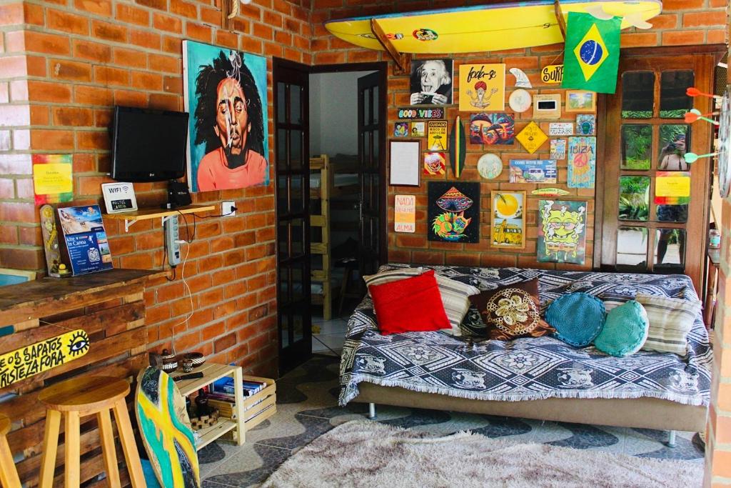 Cette chambre dispose d'un lit dans un mur en briques. dans l'établissement Canoa Roots Hostel & Camping, à Canoa Quebrada