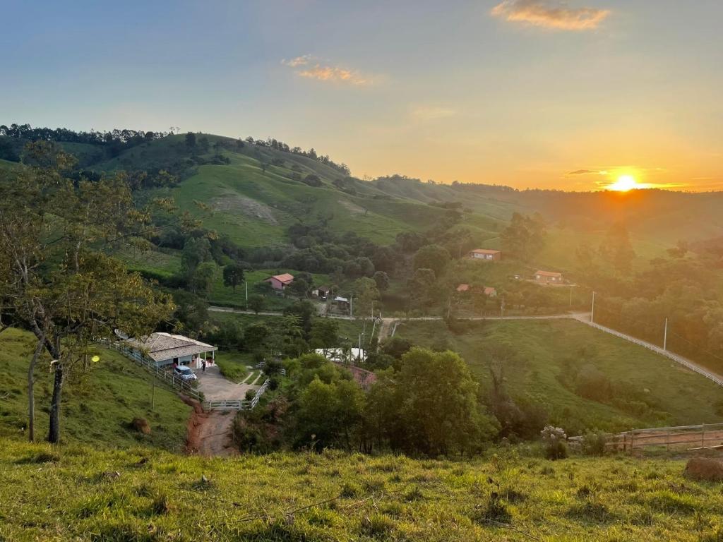 Blick auf einen Hügel mit Sonnenuntergang im Hintergrund in der Unterkunft Sítio Ramos in Cunha