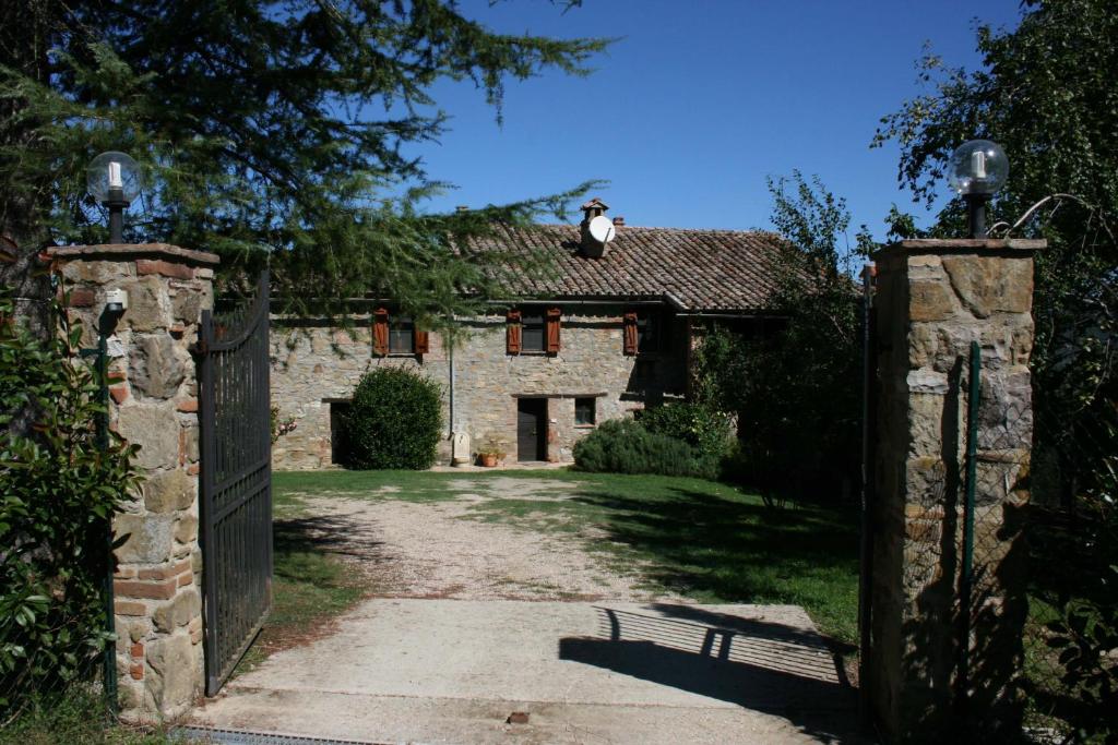 een ingang naar een oud stenen huis met een poort bij Monte Del Lago in Magione
