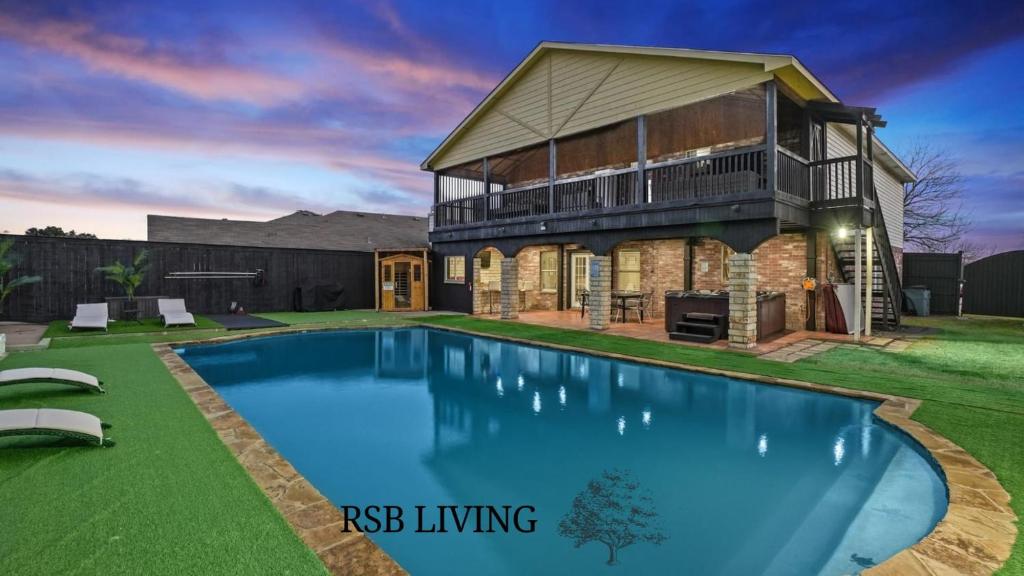 una casa con una gran piscina en el patio en Villa in Grand Prairie with pool sauna hot tub and more, en Grand Prairie