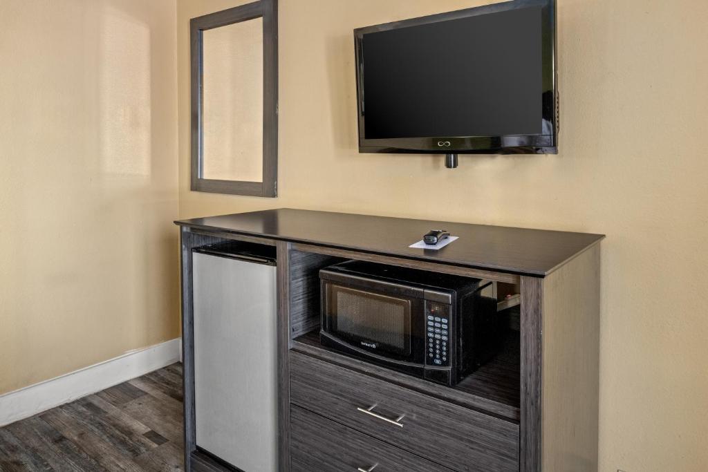 Vagabond Inn Costa Mesa - Queen Room - Disability Access