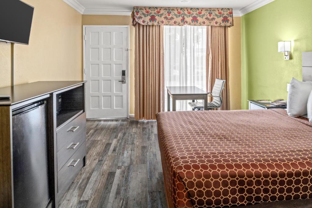 Vagabond Inn Costa Mesa - Standard Queen Room