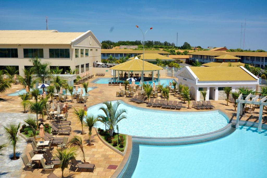 - une vue aérienne sur un complexe avec une piscine dans l'établissement Apartamento Via Caldas L'Acqua II, à Caldas Novas