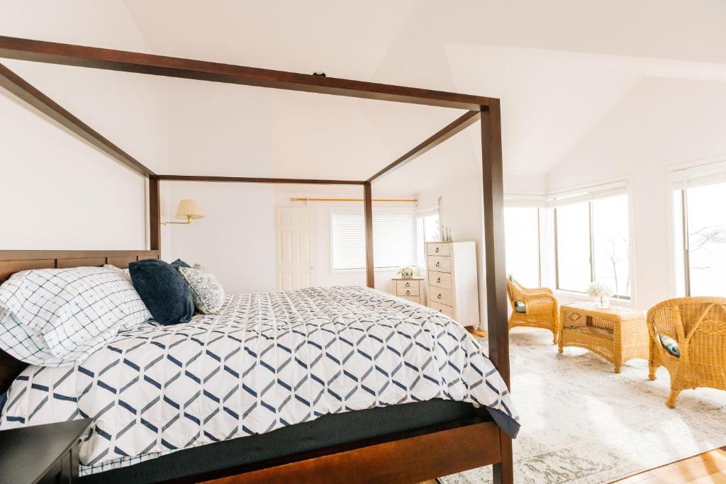 Een bed of bedden in een kamer bij Panoramic View Home