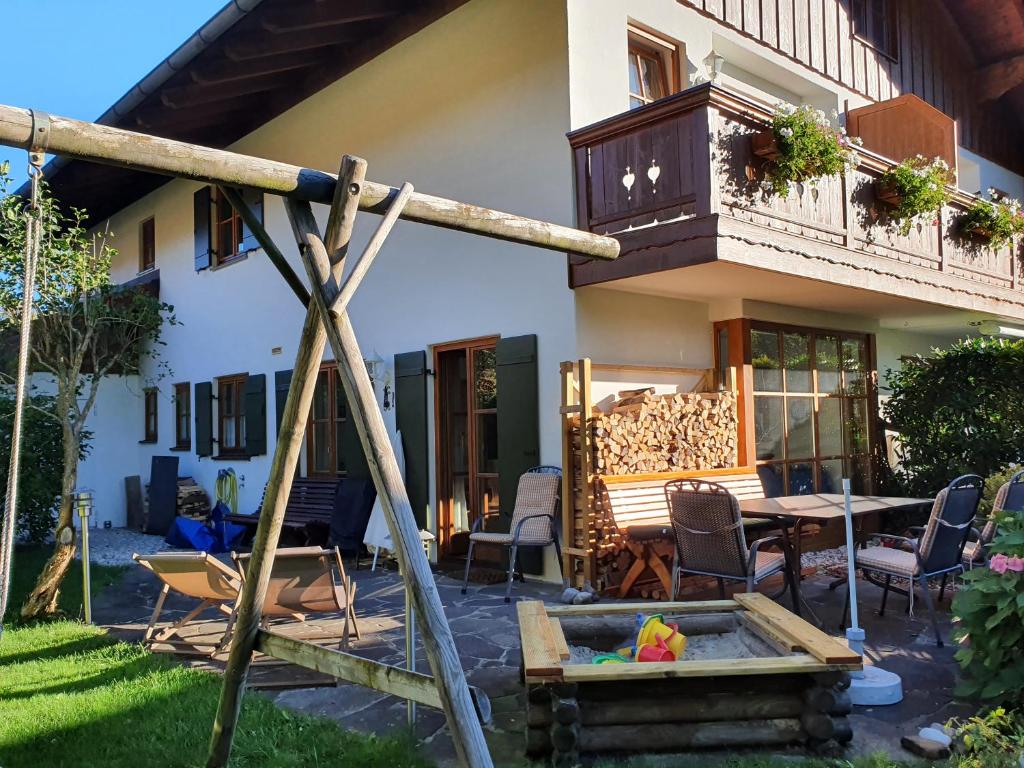 une terrasse d'une maison avec une table et des chaises dans l'établissement Ferienwohnung Wiesenleiten, à Ruhpolding