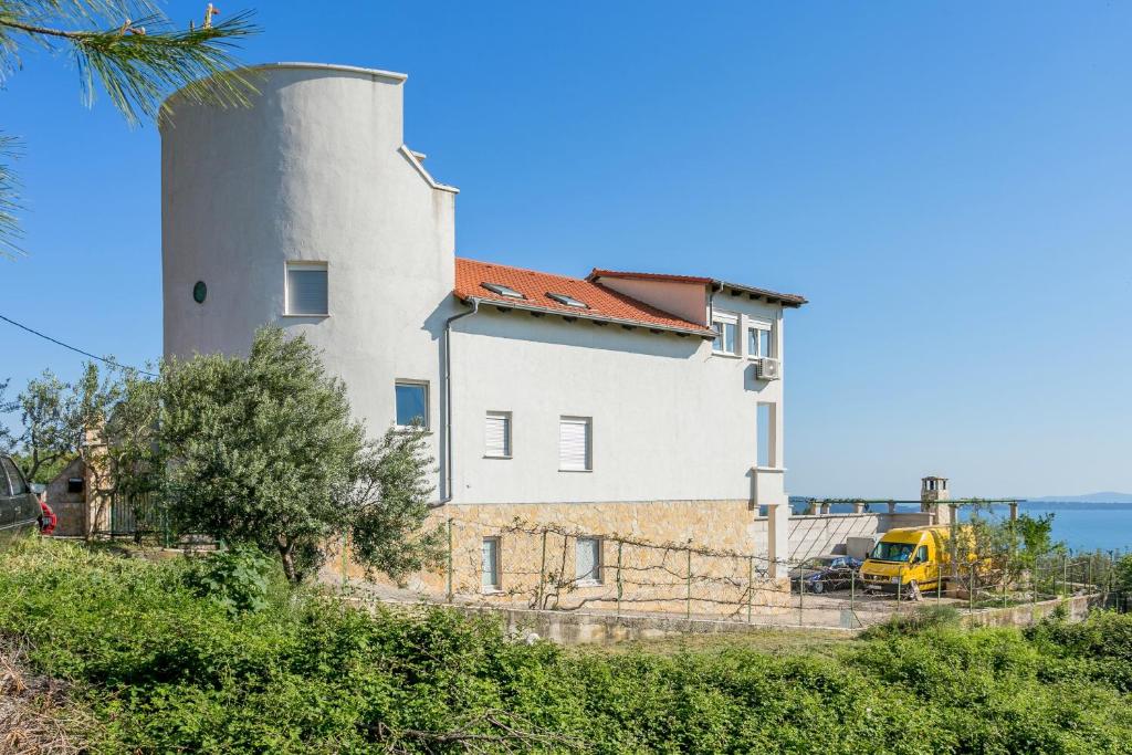 Apartments with parking space Kastel Kambelovac, Kastela - 21027