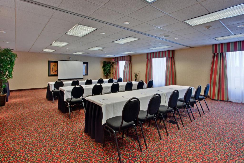 Konferenční prostory v ubytování Holiday Inn Express Airdrie by IHG