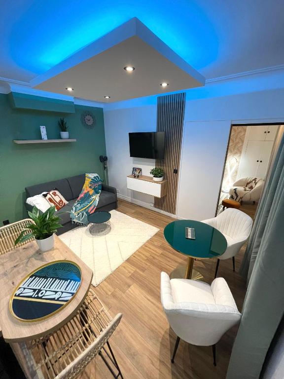 un salon avec un plafond bleu dans l'établissement Le petit Cocon Parisien, au Kremlin-Bicêtre