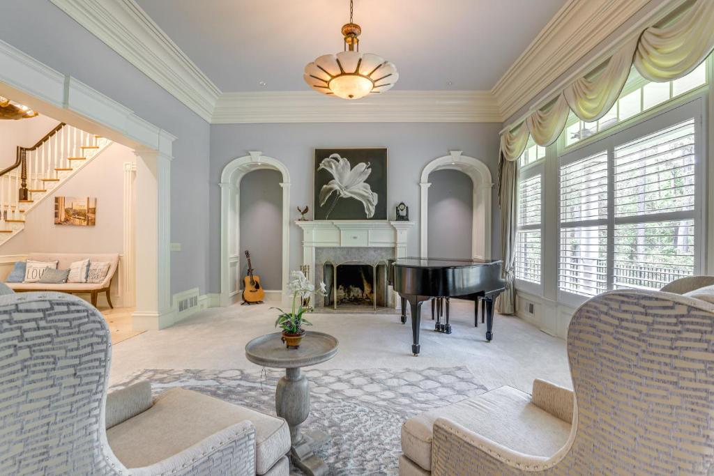 uma sala de estar com um piano e uma lareira em Buford Mansion with Pool about 14 Mi to Lake Lanier em Buford