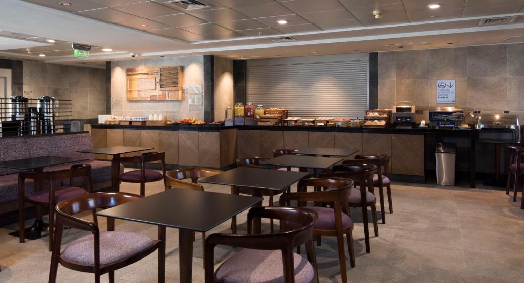 Un restaurante u otro lugar para comer en Holiday Inn Express - Concepcion by IHG