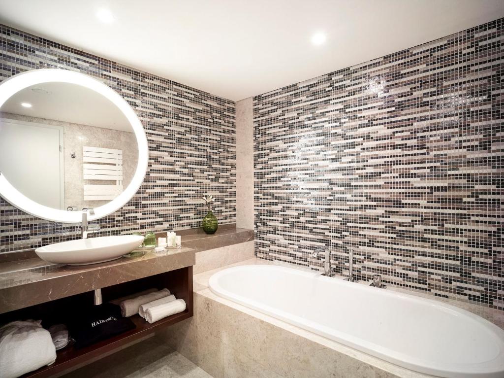 
One-Bedroom King Suite with Balcony 1
