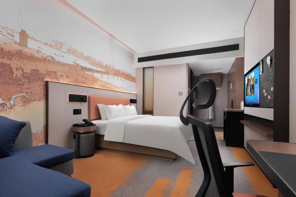Postel nebo postele na pokoji v ubytování Hilton Hotel by Hampton Wuhan Zhongnan Street Branch
