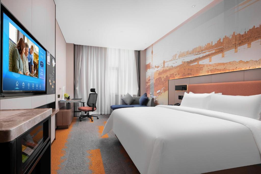TV a/nebo společenská místnost v ubytování Hilton Hotel by Hampton Wuhan Zhongnan Street Branch