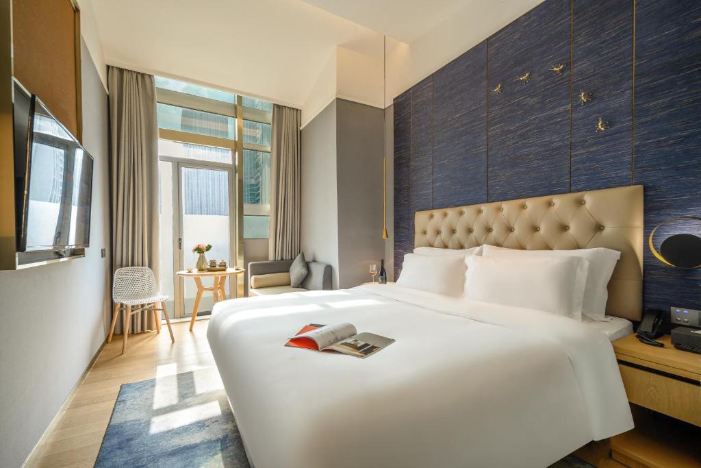 Postel nebo postele na pokoji v ubytování Lux Cabins Hotel Shenzhen