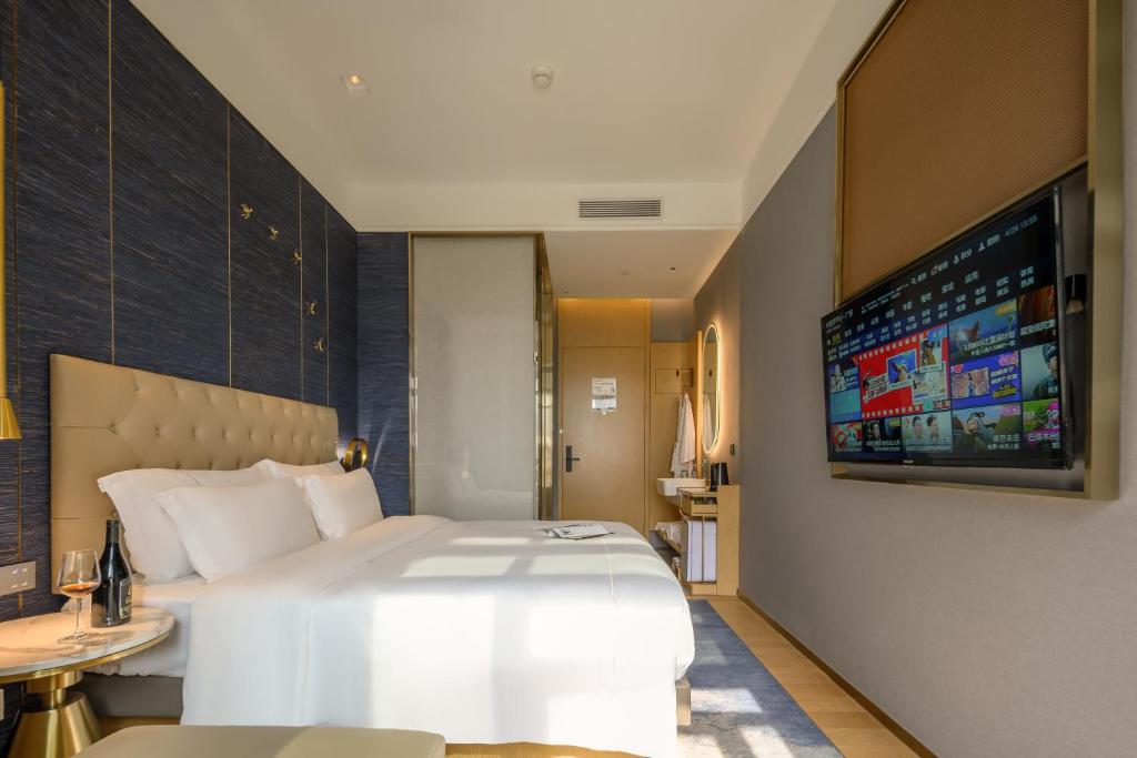 Postel nebo postele na pokoji v ubytování Lux Cabins Hotel Shenzhen