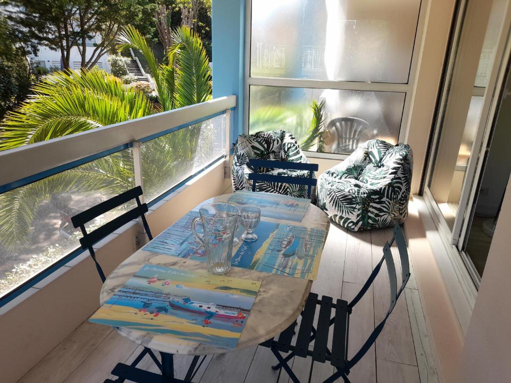 a balcony with a table and chairs on a balcony at Appartement Arcachon, 2 pièces, 4 personnes - FR-1-319-510 in Arcachon