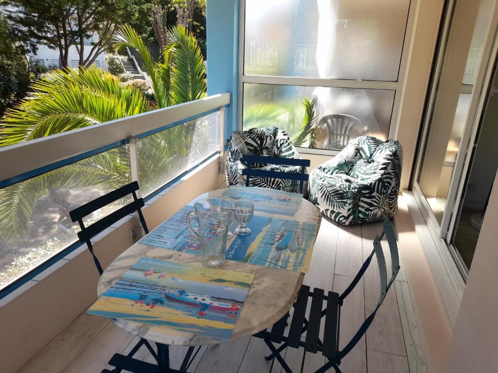 un balcon avec une table et des chaises sur un balcon dans l'établissement Appartement T2 à Arcachon - Proche du Casino, Centre-ville, Plage d'Eyrac, Parking et Balcon - FR-1-319-510, à Arcachon