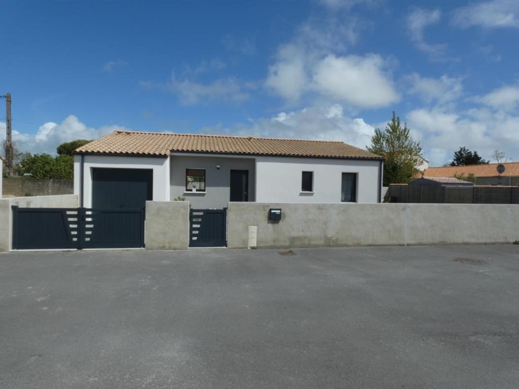 Photo de la galerie de l'établissement Maison Neuve à Notre-Dame-de-Monts : 3 Chambres, Terrasse et Jardin Clôturé, Proche Forêt - FR-1-540-285, à Notre-Dame-de-Monts