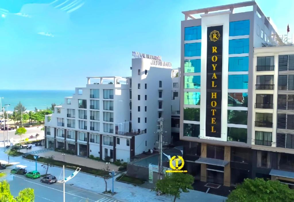 een weergave van een hotel met de oceaan op de achtergrond bij Royal Hotel Sầm Sơn in Sầm Sơn