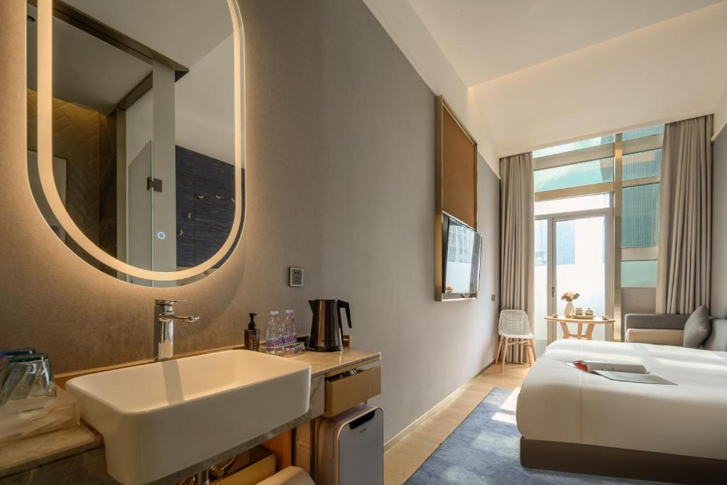 Postel nebo postele na pokoji v ubytování Lux Cabins Hotel Shenzhen