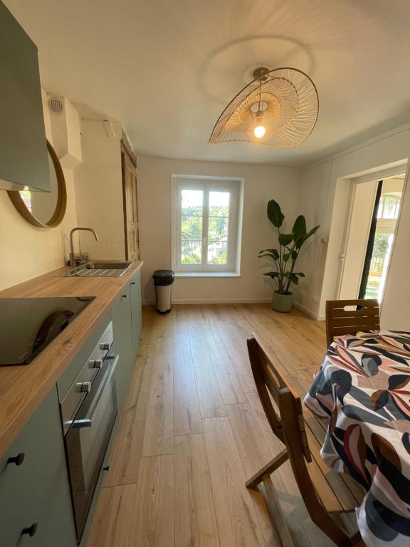 Kuchyň nebo kuchyňský kout v ubytování Maison à avec jardin privatif dans domaine des Crozes