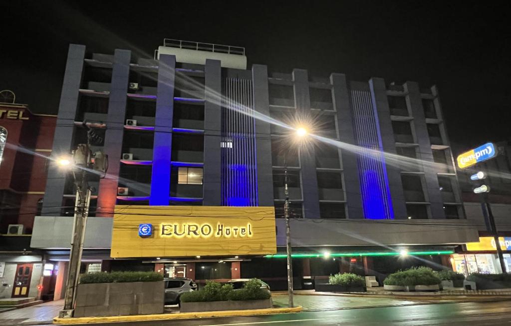 un edificio con luces azules delante de él por la noche en Eurohotel en Panamá