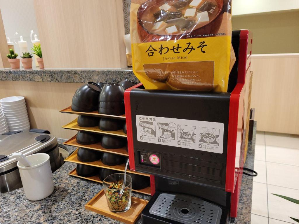 Příslušenství pro přípravu čaje a kávy v ubytování Smile Hotel Osaka Tennoji