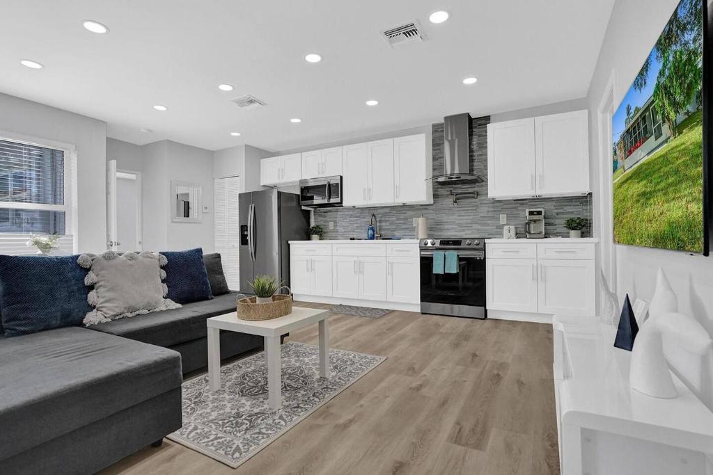 Η κουζίνα ή μικρή κουζίνα στο The Back Wave Luxury Home