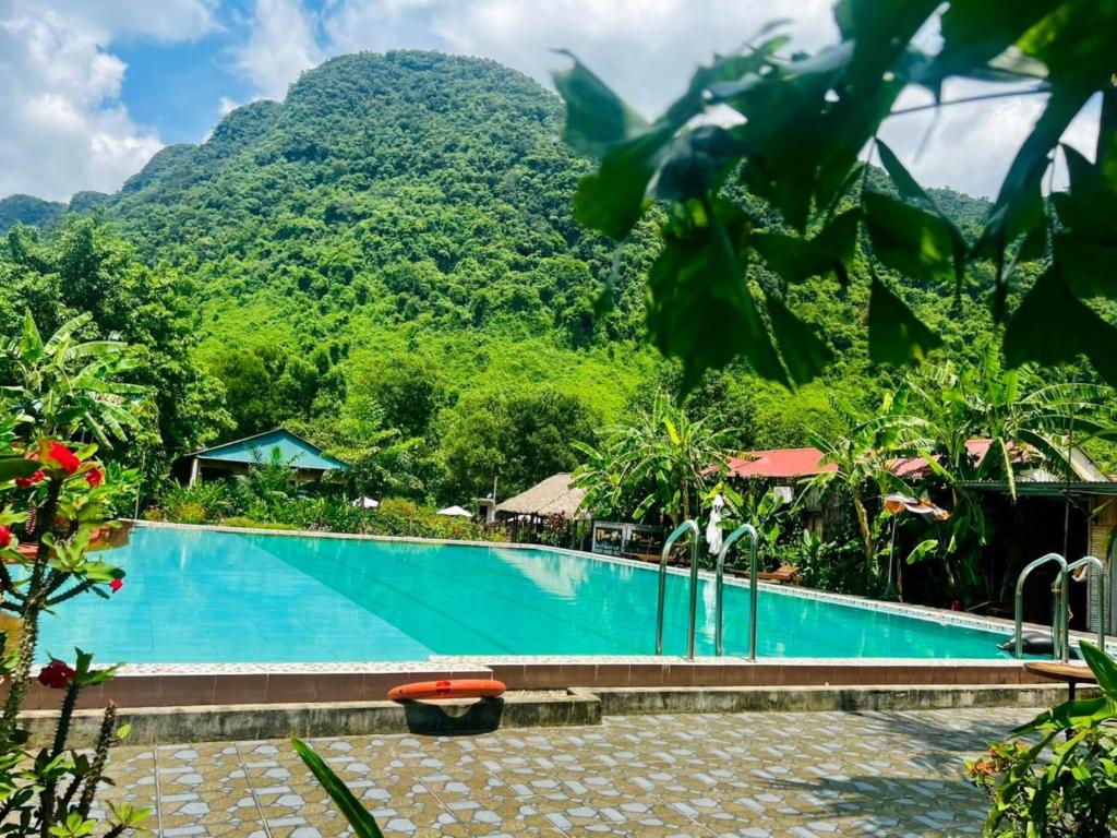 basen z górą w tle w obiekcie Phong Nha Eco Village w mieście Phong Nha